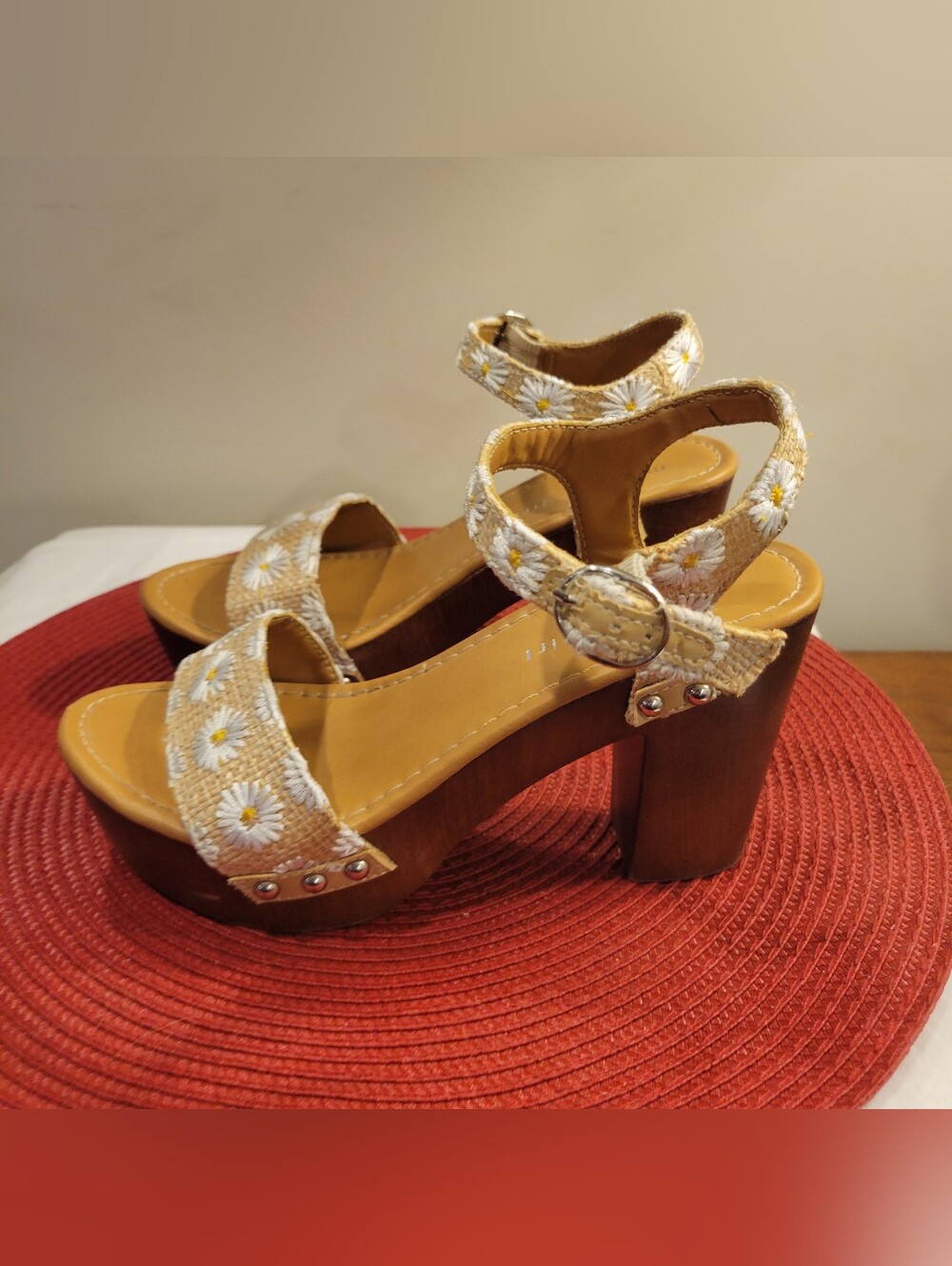 EUC~ MADDEN GIRL Floral Embroidered Platform Sandals - Picture 2 of 11